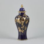 1597 6236 VASE AND COVER